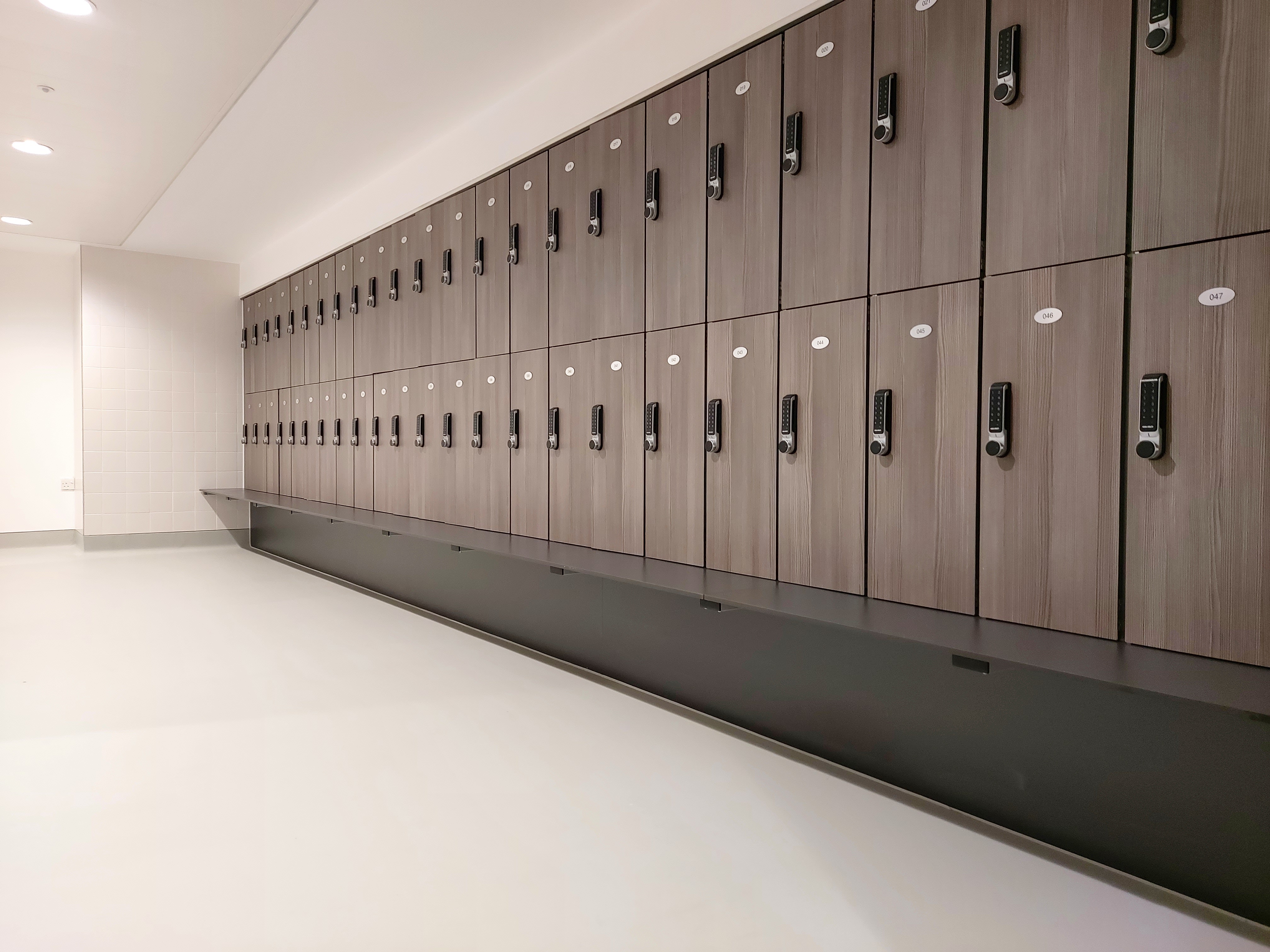 [London South Bank University washroom installation, Splash Cubicles, Aquasafe lockers, Aquabench seating, IPS systems and PDQ Vanity & Frames. Products supplied by TBS Amwell and Washroom installed by TBS Fabrications Ltd] 